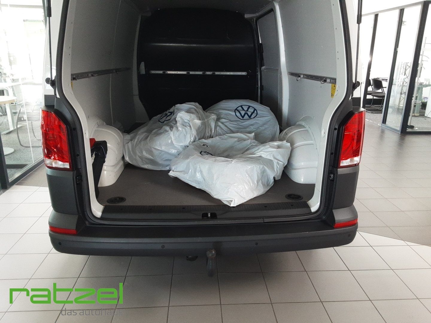 Fahrzeugabbildung Volkswagen T6.1 Kasten LR 2.0 TDI AHK DAB Notbremsass. PDCv