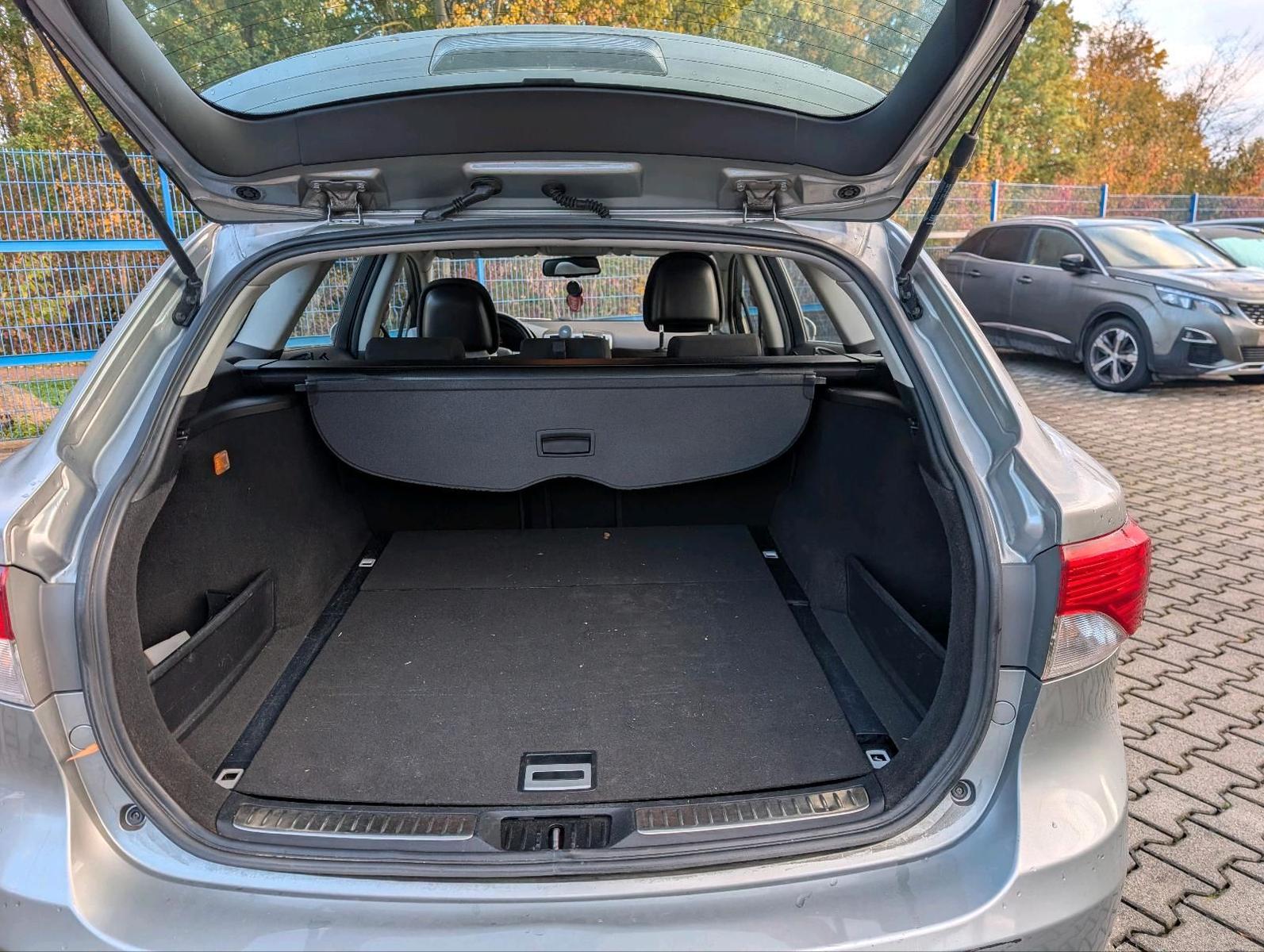 Toyota Avensis 2011 — photo 8