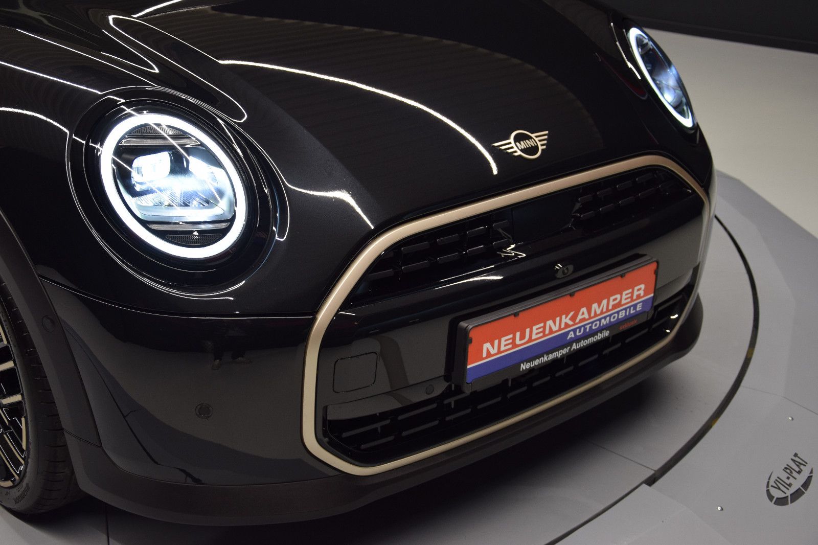 Fahrzeugabbildung MINI Cooper C Favoured Trim Paket-L Pano h/k HuD