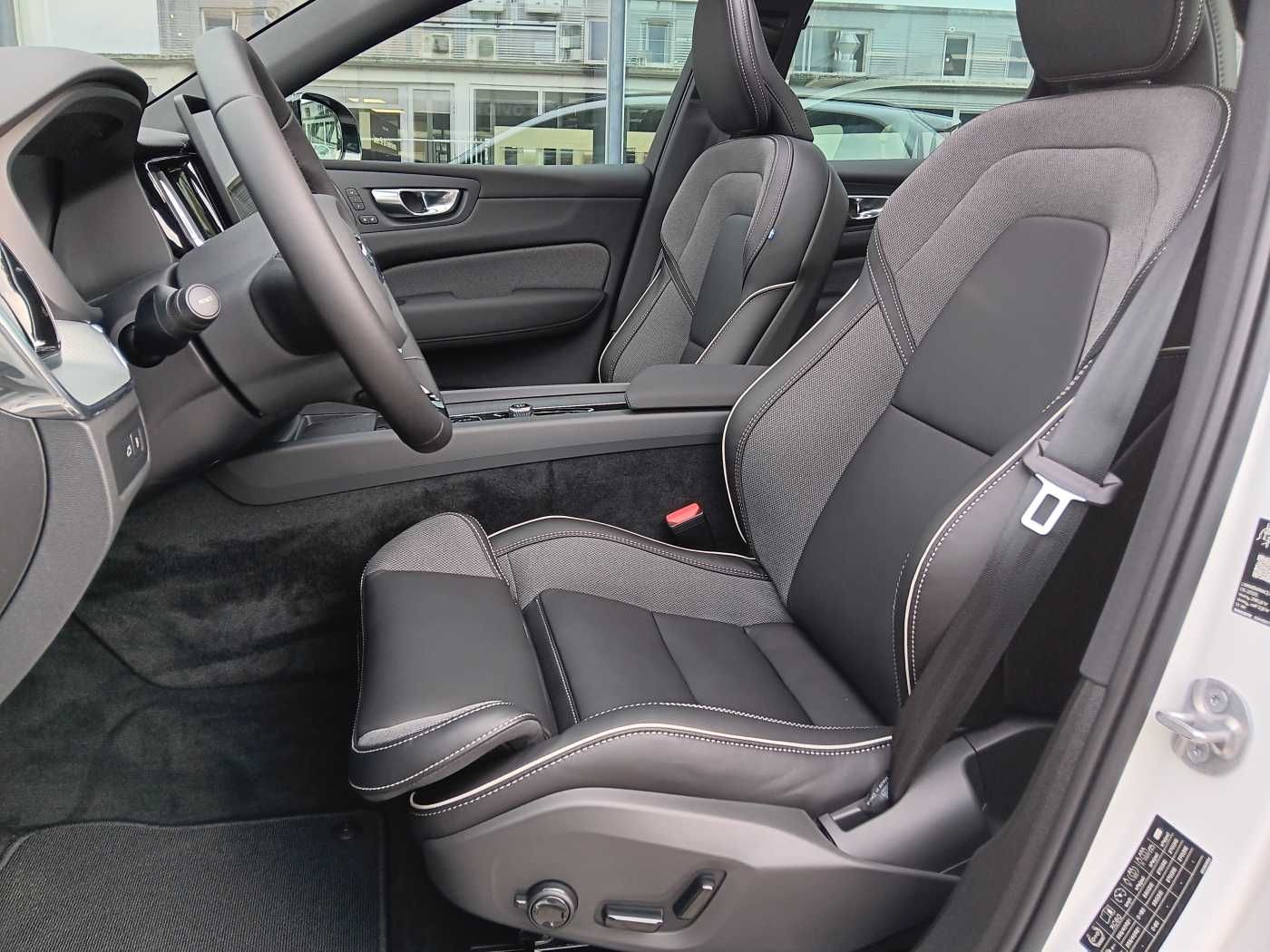 Fahrzeugabbildung Volvo XC60 T6 AWD Plus Black Edit. '26,6 Prozent Rabat