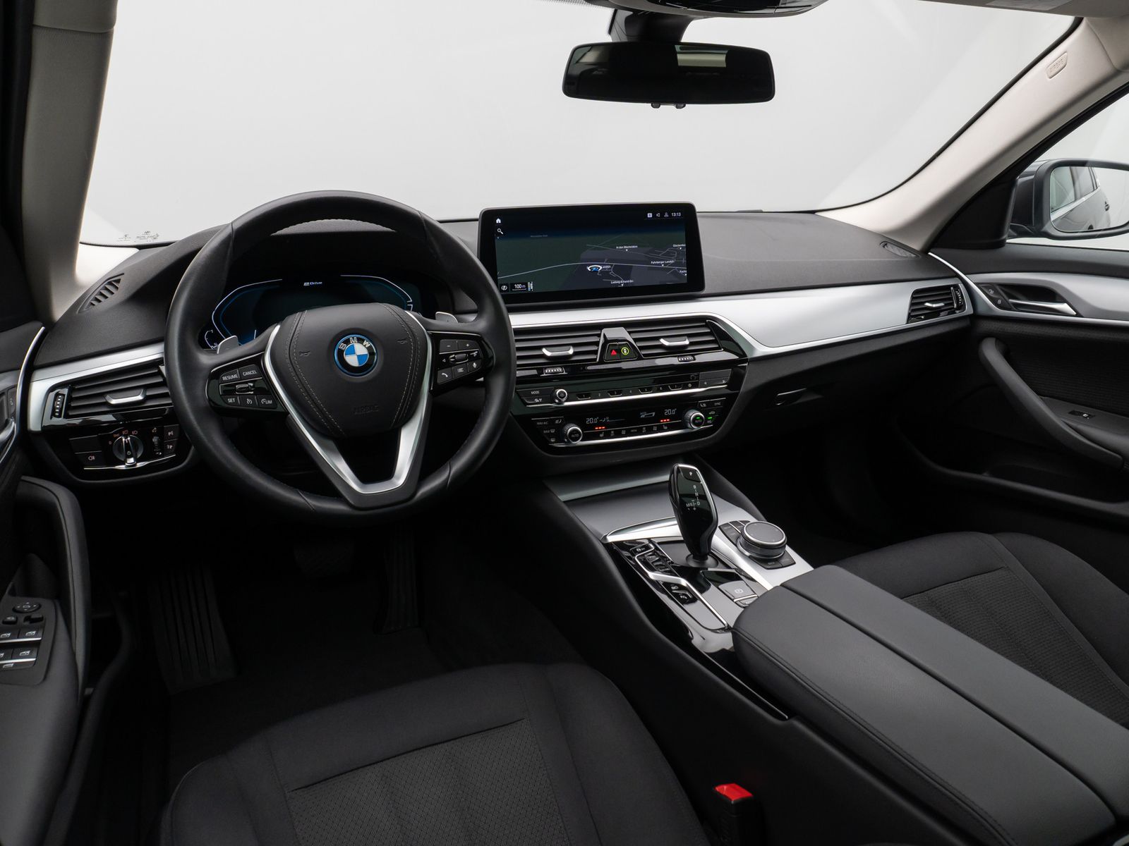Fahrzeugabbildung BMW 530e xD Panorama DAB CockPitPro Alarm PDC 19Zoll