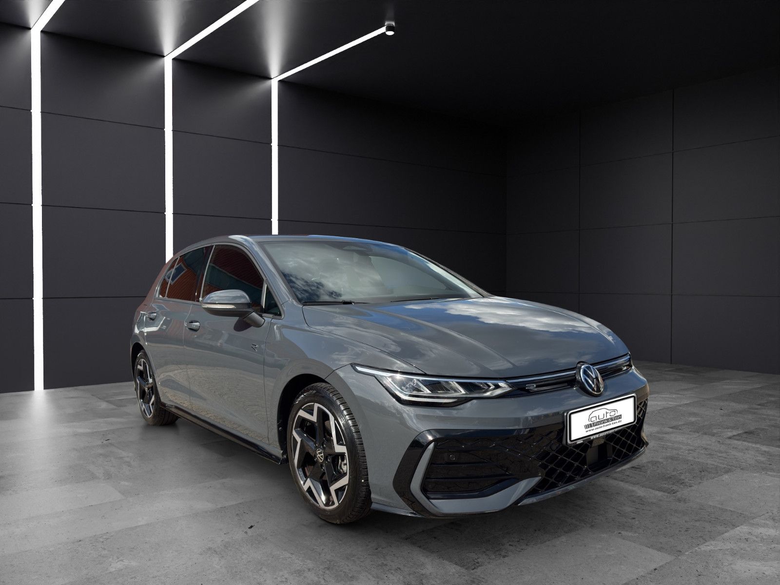 Fahrzeugabbildung Volkswagen Golf VIII R-Line/ACC/Navi/Ambiente/Apple CarPlay