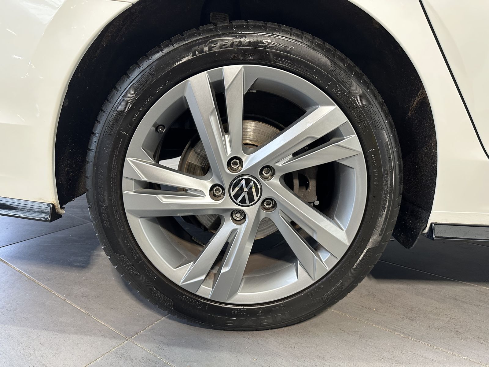 Fahrzeugabbildung Volkswagen Golf Variant 2.0 TDI DSG R-Line NAV+LED+AHK+KAM