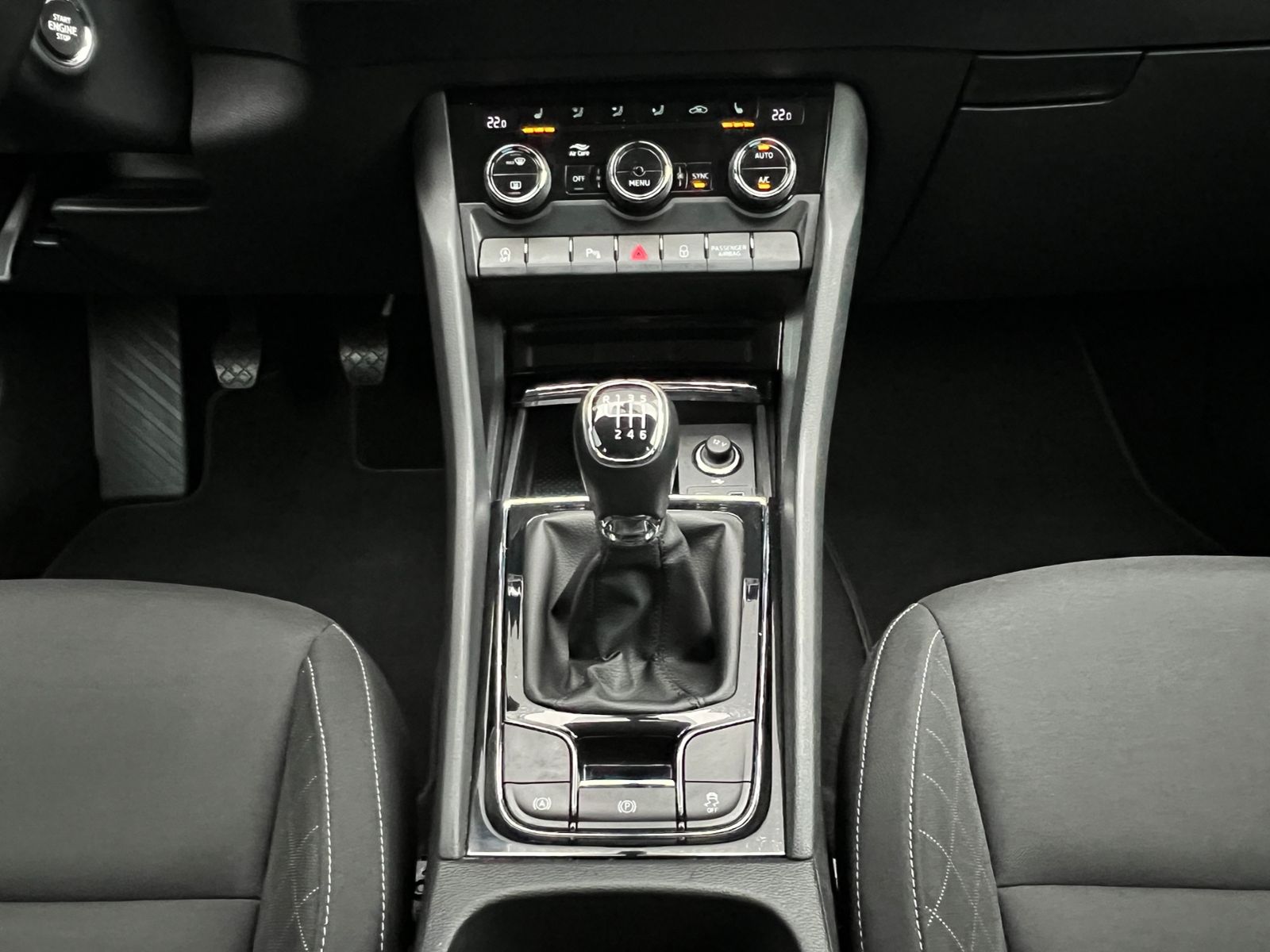 Fahrzeugabbildung SKODA Karoq Ambition 1.5 TSI *AHK, Climatronic, Sitzhz