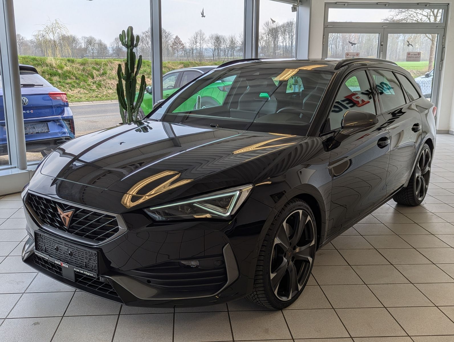 Fahrzeugabbildung CUPRA Leon 2.0 TSI VZ 4Drive Vision+ Matrix Pano ACC