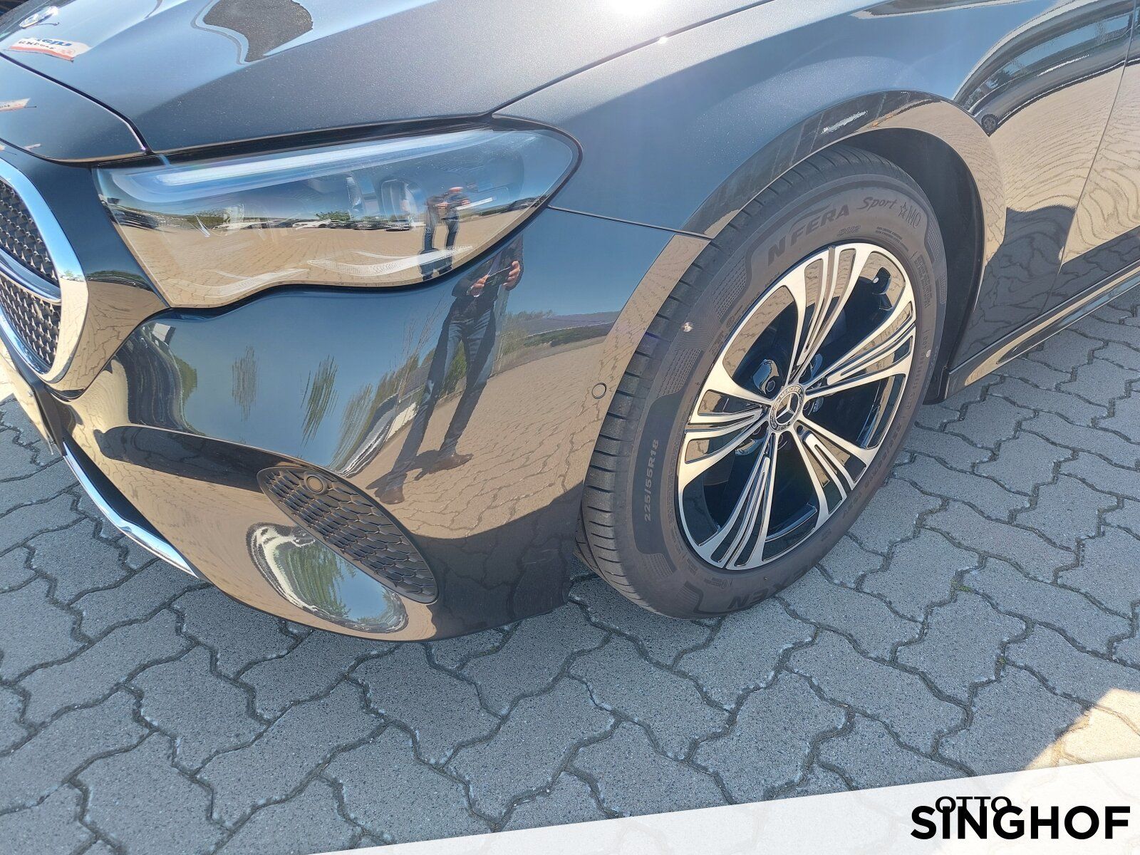 Fahrzeugabbildung Mercedes-Benz E 220 d T Avantgarde +Pano+Digital+Distronic+360