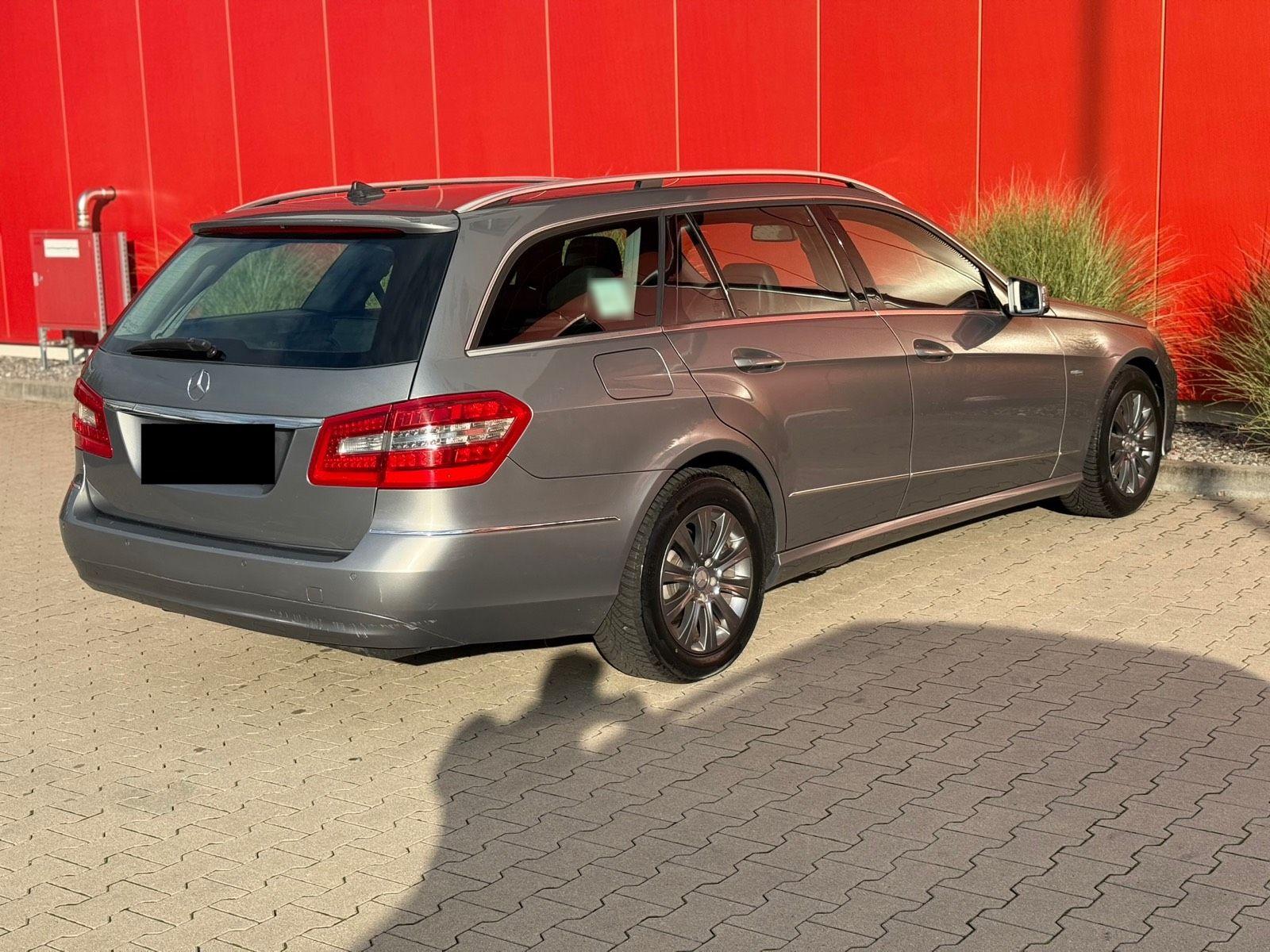 Mercedes-Benz E220 2011 — interior
