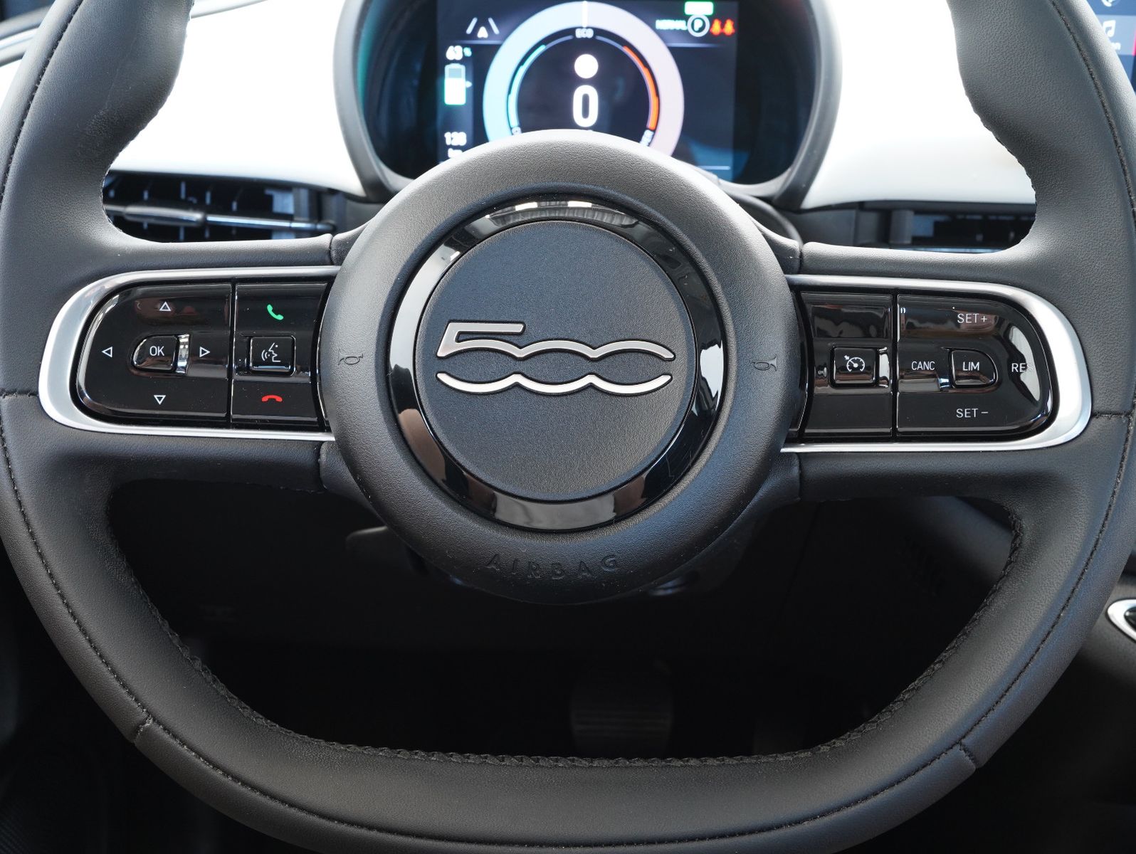 Fahrzeugabbildung Fiat 500e 87KW/42kWh/DC-LADEN/CARPLAY/DAB/SOH