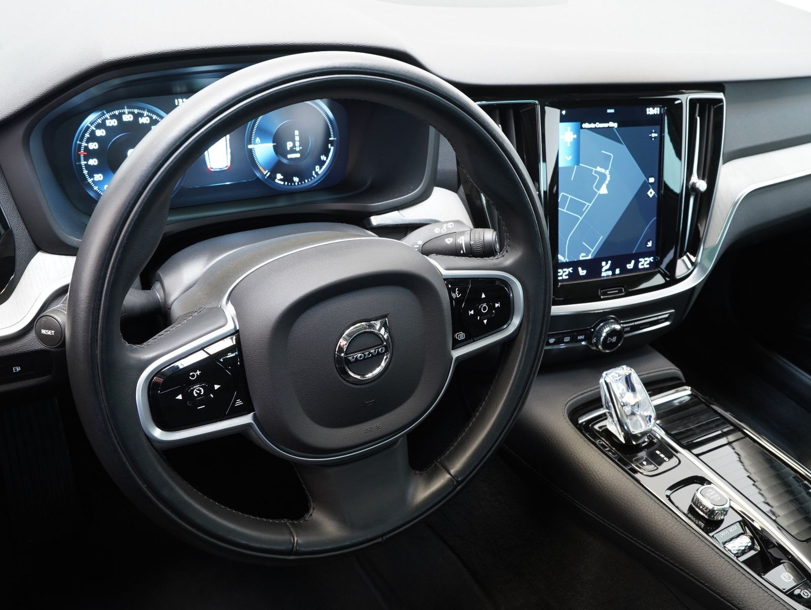 Fahrzeugabbildung Volvo V60 T6 AWD Recharge Plug-In Inscription ACC/AHK