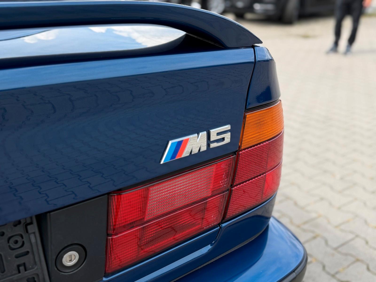 BMW M5 3.8 6 gang AVUS BLAU, 1 of 404