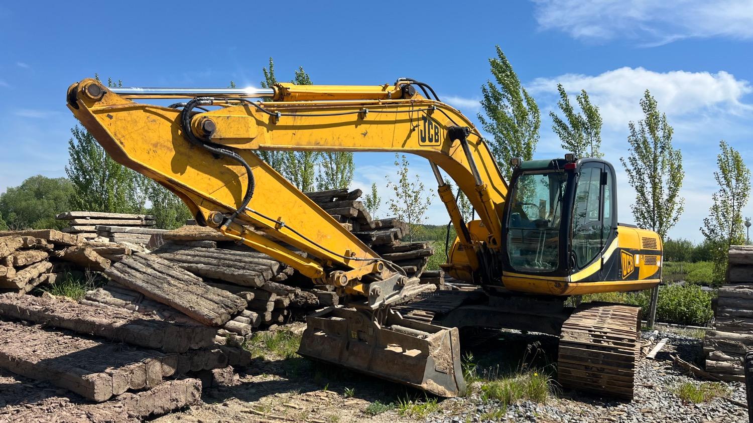 JCB JS 220