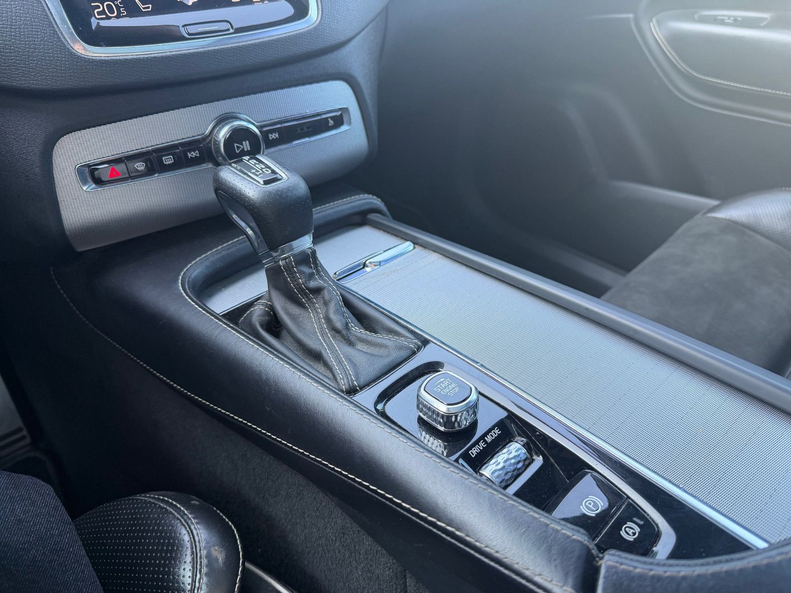 Fahrzeugabbildung Volvo XC90 D5 R Design AWD*LUFT*PANO*STHZ*7Si*MIETKAUF