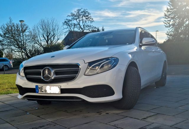 MERCEDES-BENZ E 220 d T Autom. -AHK 