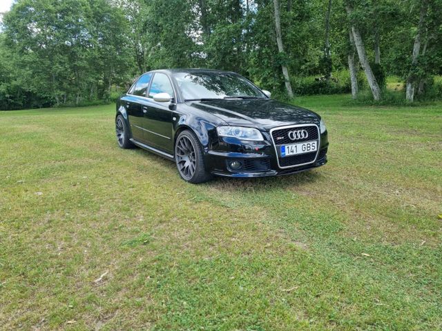 Audi RS4 4.2 quattro -