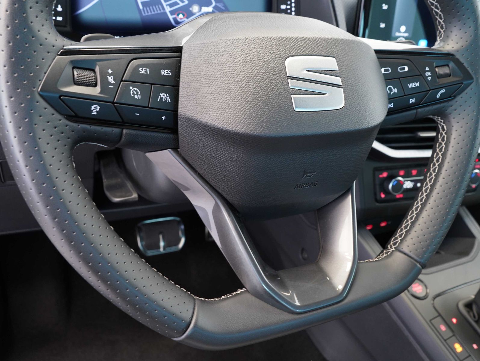 Fahrzeugabbildung SEAT Arona 1.5 TSI 110 kW FR Black Edition