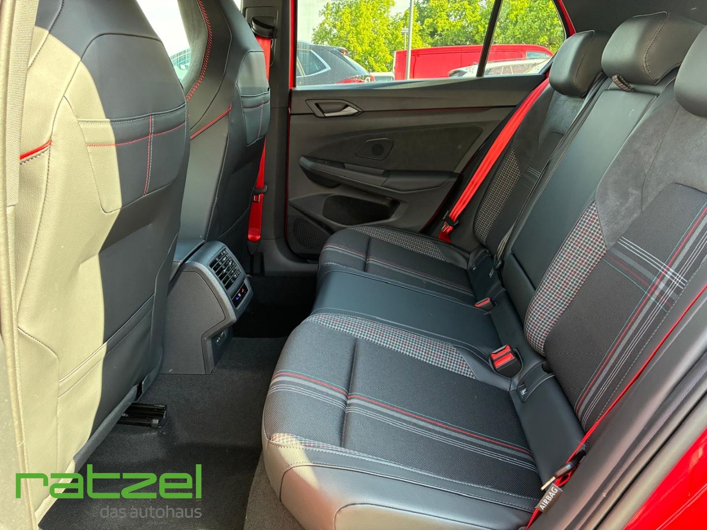 Fahrzeugabbildung Volkswagen Golf GTI 2.0 TSI 325PS Edition50 Perform+H&K
