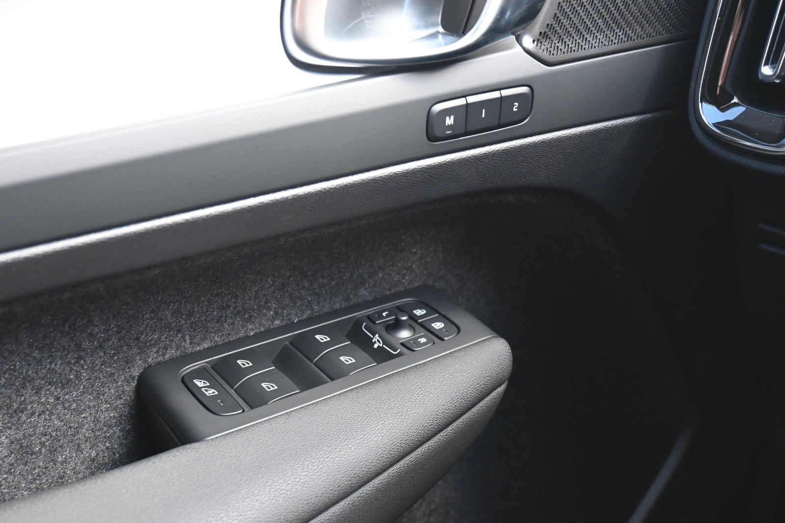 Fahrzeugabbildung Volvo XC40 B3 DKG Plus Dark*Pixel*FSHZG*360°*ACC*AHK