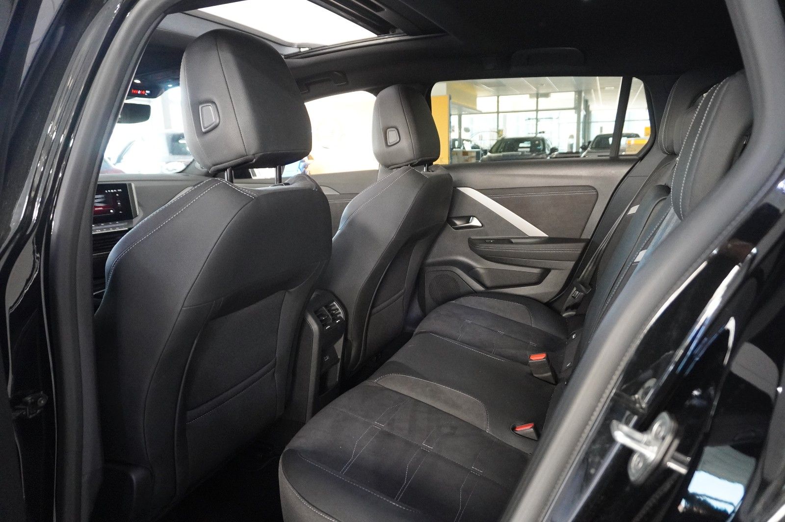 Fahrzeugabbildung Opel Astra L ST 1.2T ULTIMATE NAVI/LED/360° /PANO./SH