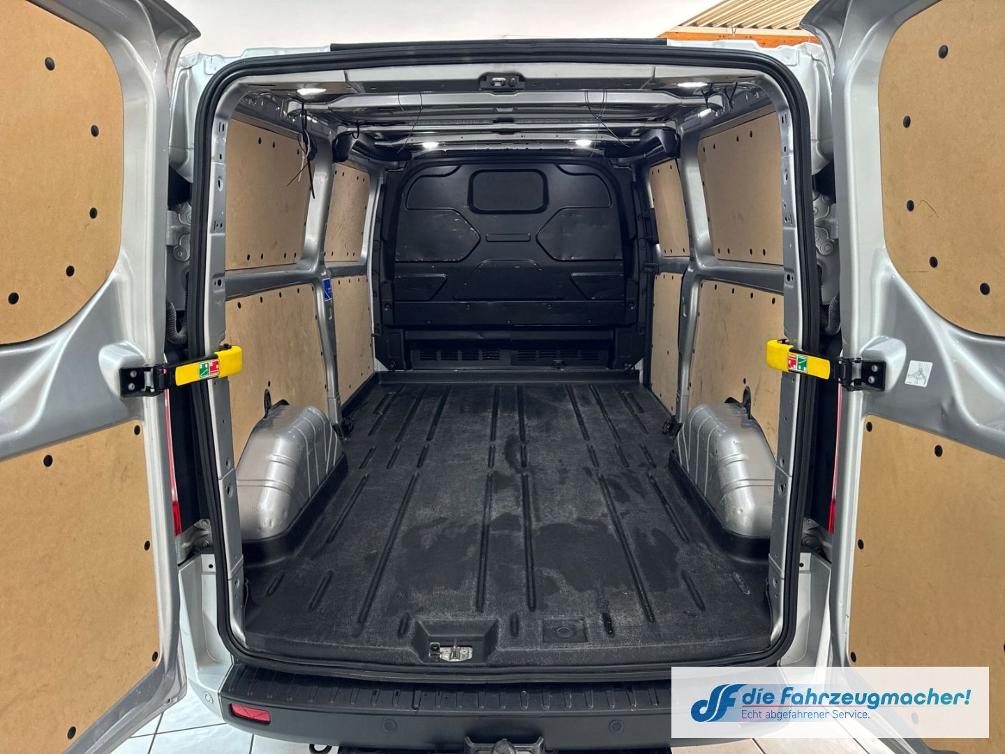 Fahrzeugabbildung Ford Transit Custom Kasten 300 L2 Trend AHK Navi Appl