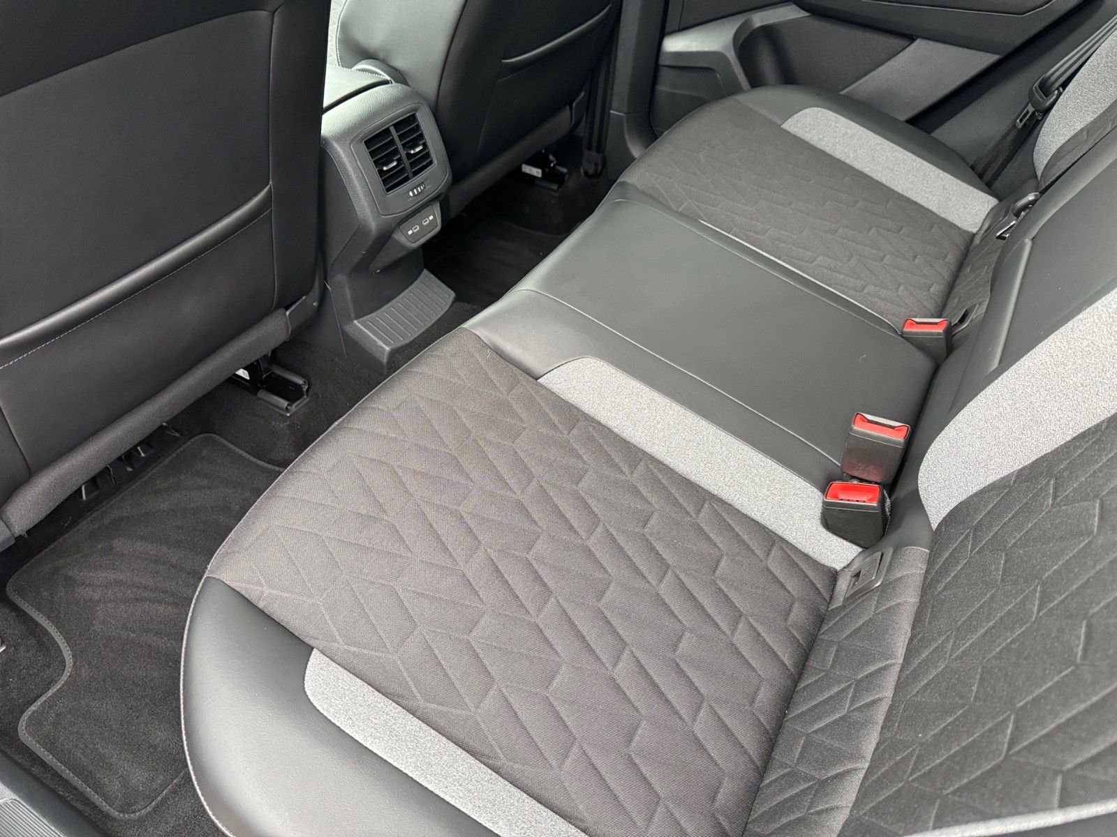 Fahrzeugabbildung Volkswagen T-Roc Life GOAL 1.0 TSI