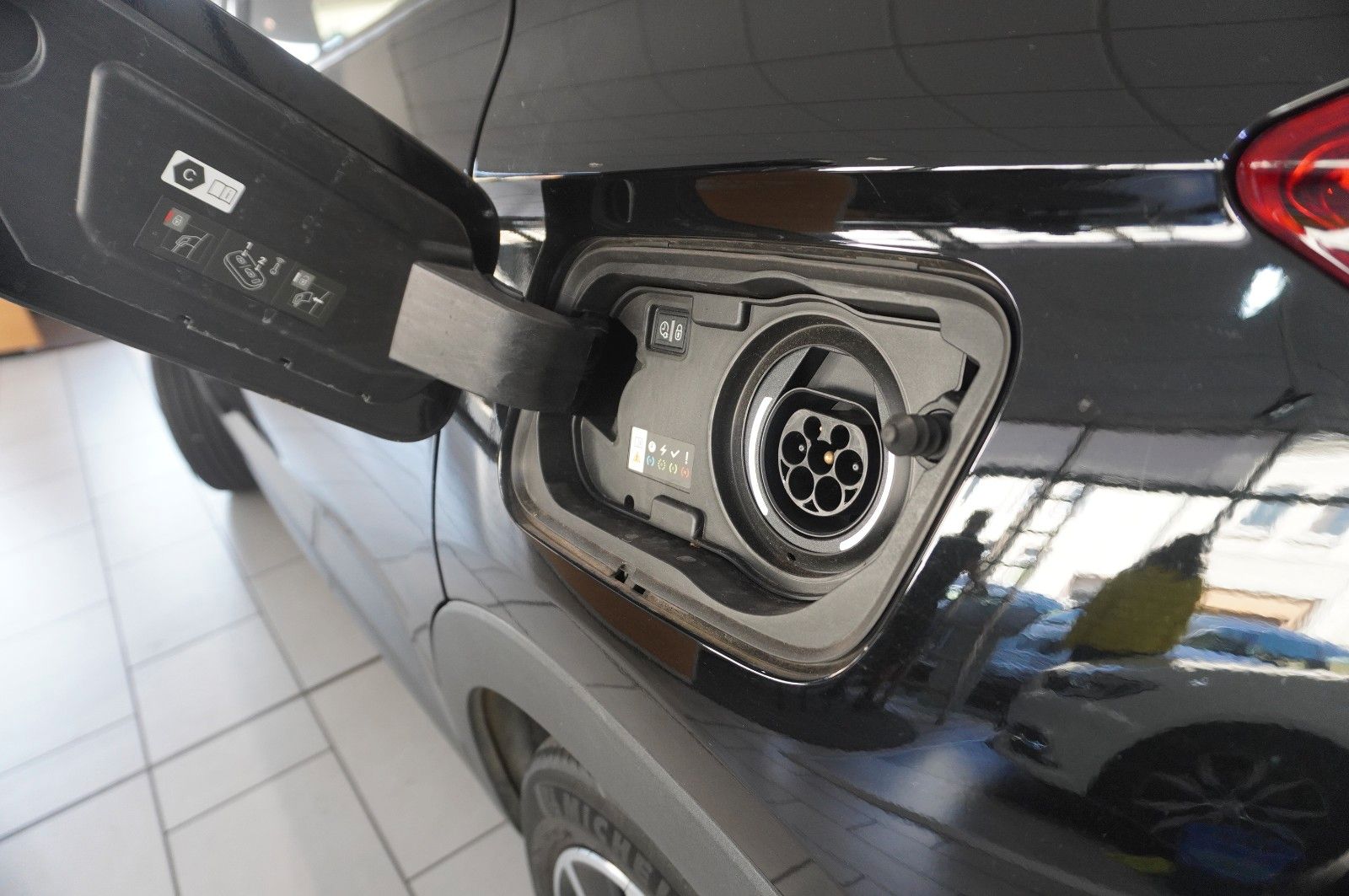 Fahrzeugabbildung Opel Grandland (X) 1.6 HYBRID ELEG. NAVI/360°/LED/DAB