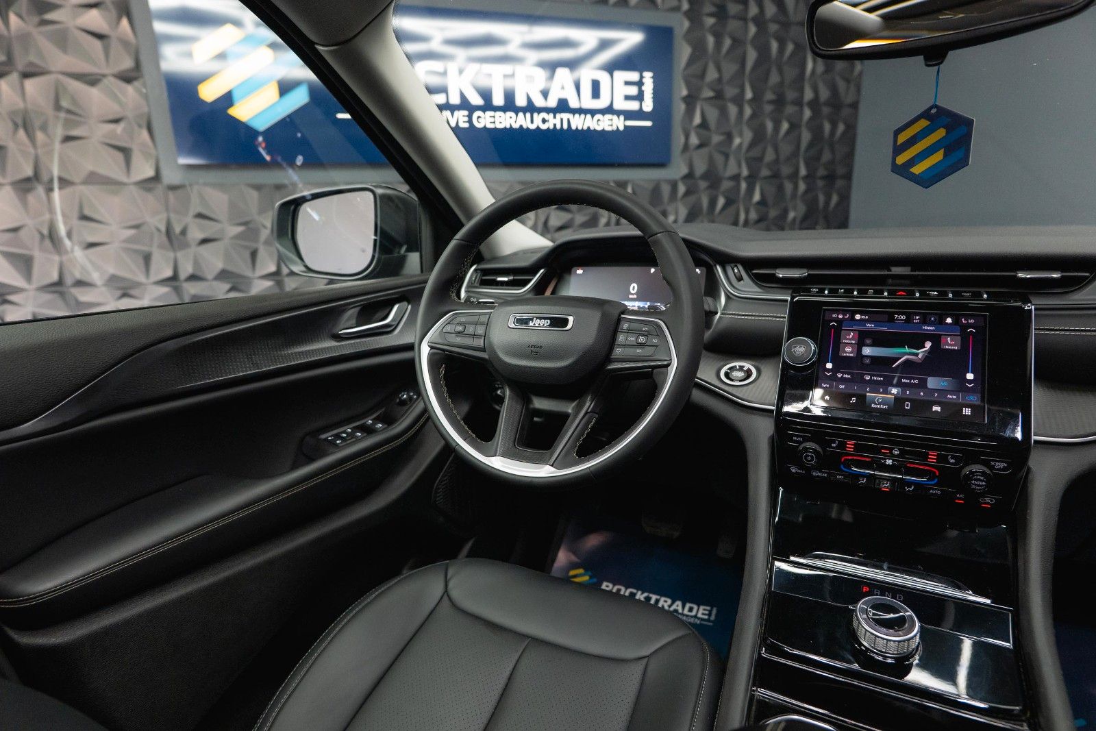 Fahrzeugabbildung Jeep Grand Cherokee 3.6 4x4 LAREDO L ACC Kamera 19%