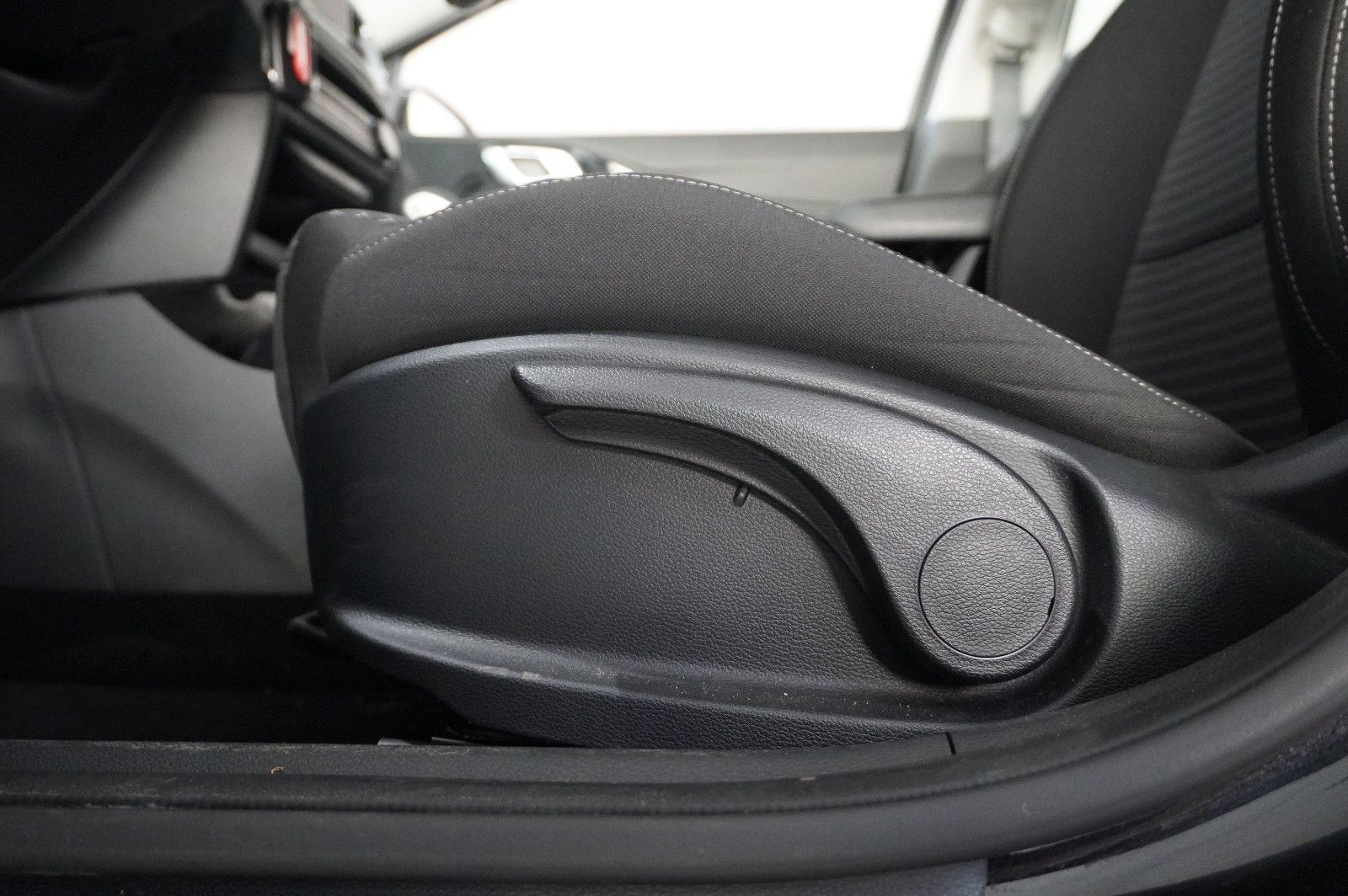 Fahrzeugabbildung Kia cee'd Sportswagon 1.6 CRDI DCT NAVI/LED/KAMERA
