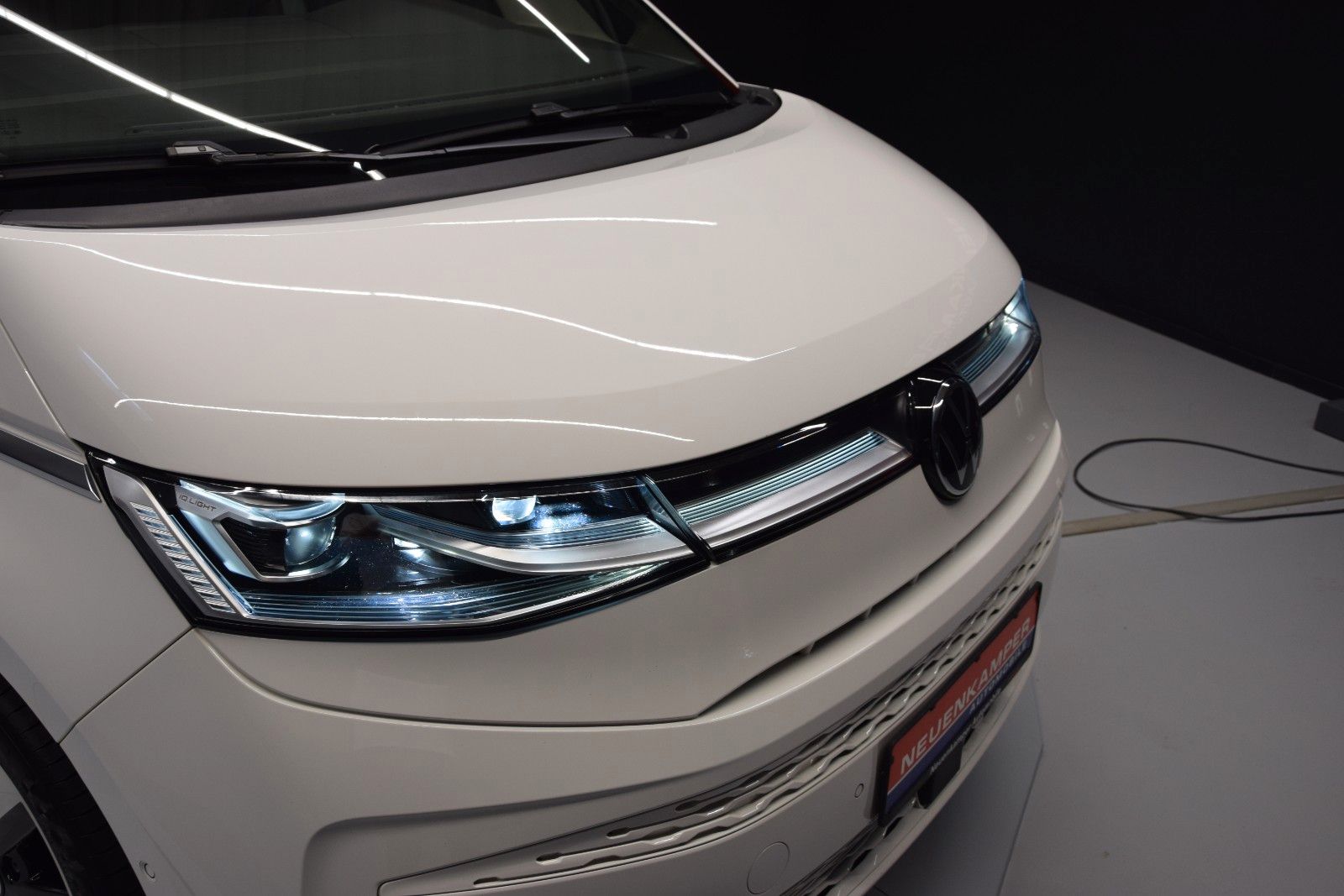 Fahrzeugabbildung Volkswagen T7 Multivan Style lang ACC Matrix vis-a-vis AHK