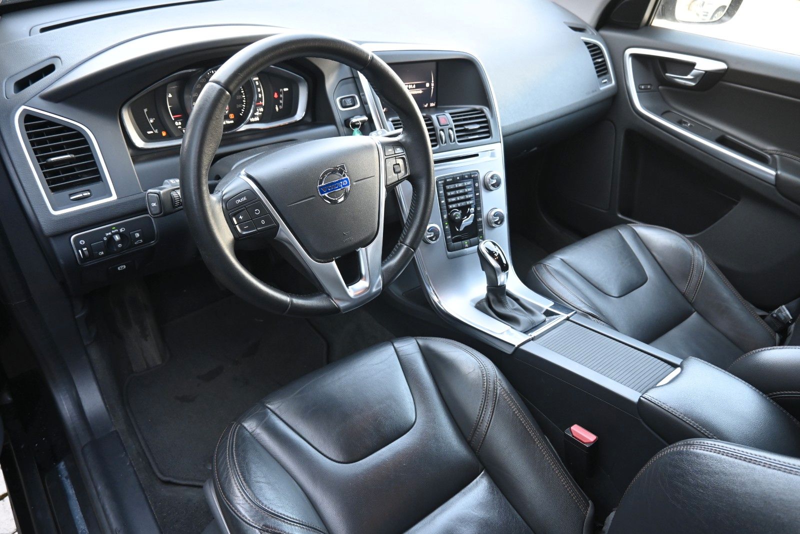 Fahrzeugabbildung Volvo XC60 D4 FWD Autom. Summum*STDHZG*RFK*