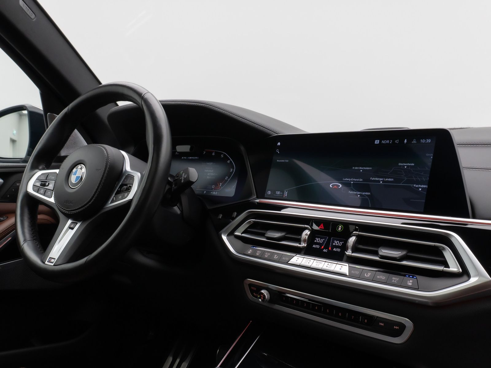 Fahrzeugabbildung BMW X5 M50i Panorama Laser HUD DAB B&W SoftClos Voll
