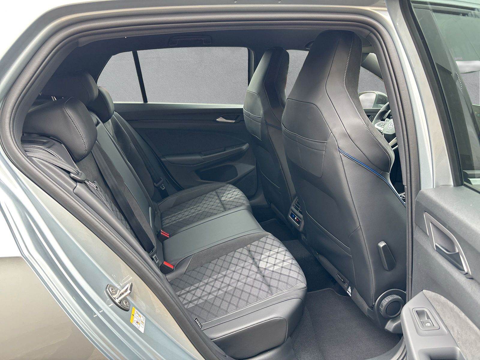 Fahrzeugabbildung Volkswagen Golf R-Line 1,5 eTSI 110kW 7-Gang DSG