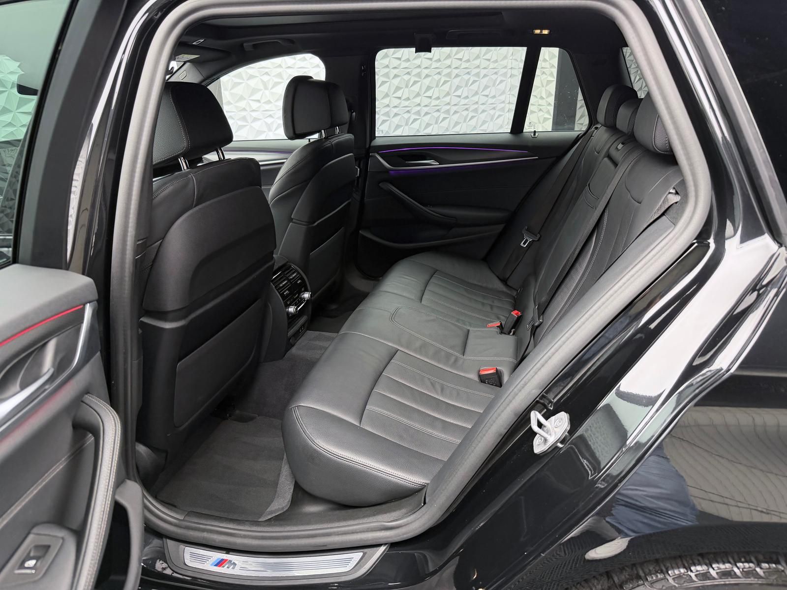 Fahrzeugabbildung BMW 520d M-PAKET/LASER/ACC/PANO/HUD/HIFI/RCAM/KEYLES