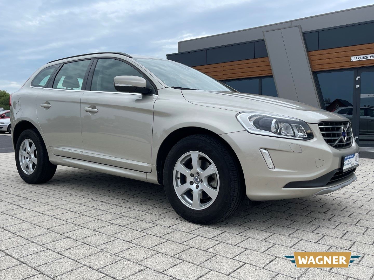 Fahrzeugabbildung Volvo XC60 Momentum 2WD Bi-Xenon SHZ 1-Hand