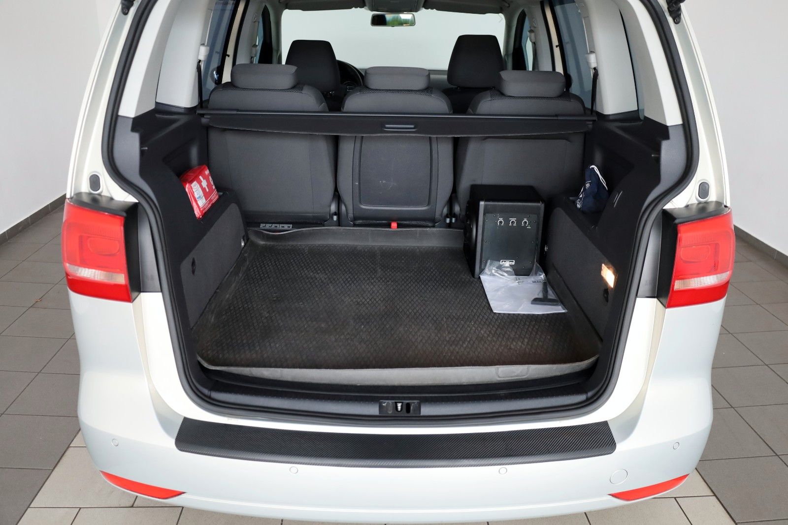 Fahrzeugabbildung Volkswagen Touran Trendline Navi,SH,PDC,8 fach bereift