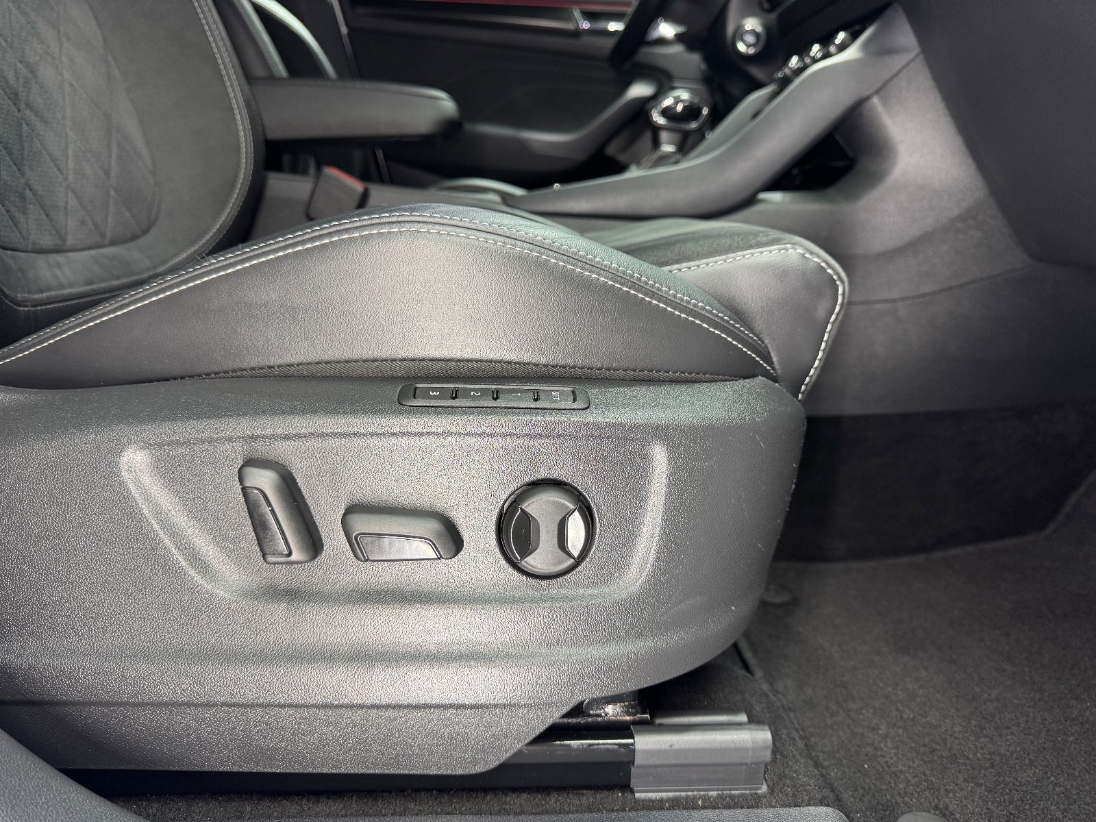 Fahrzeugabbildung SKODA Kodiaq Sportline 4x4|DSG|7-SITZER|AHK|ACC