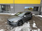 Volvo V40 Momentum/R DESIGN/SHZ/TEMPOMAT/8xBEREIFT - gebrauchte Volvo V40 aus dem Jahr 2016