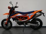 KTM 690 SMC R Modell 2024 - Neufahrzeug / - SUPER MOTO VON 501 BIS 750 CCM