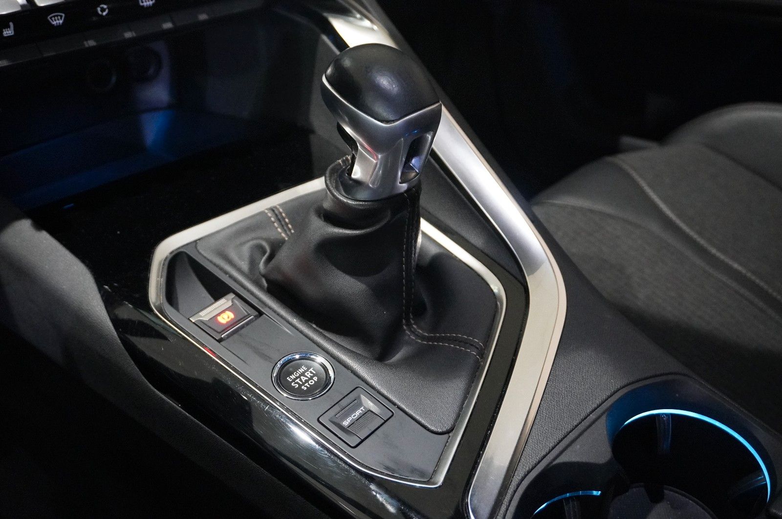 Fahrzeugabbildung Peugeot 5008 1.2T ALLURE GT-LINE 7-SITZ NAVI/LED/KAMERA