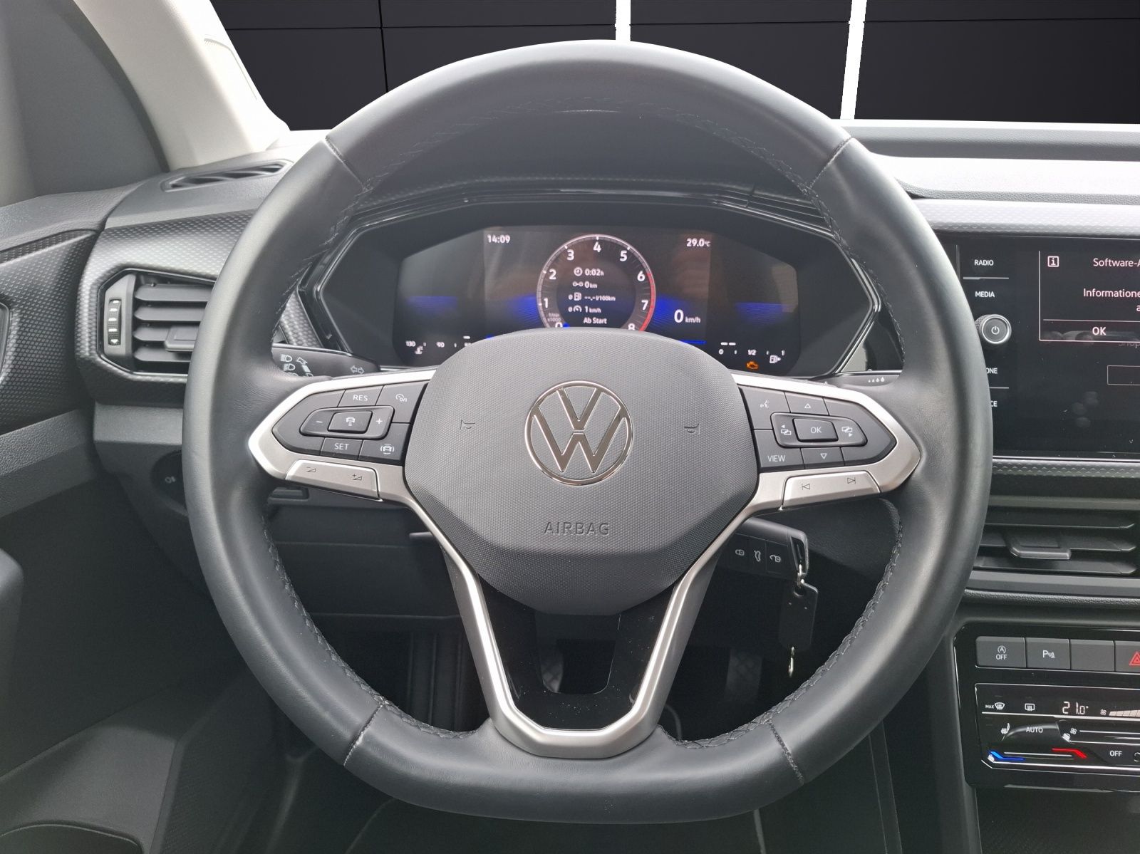 Fahrzeugabbildung Volkswagen T-Cross TSI Life Climatronic AID ACC RFK SH LM
