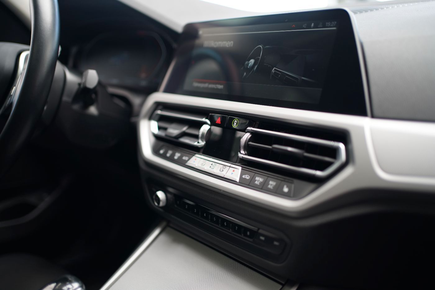Fahrzeugabbildung BMW 330i Advantage +AHK+Glasdach+Head Up+Laserlicht+