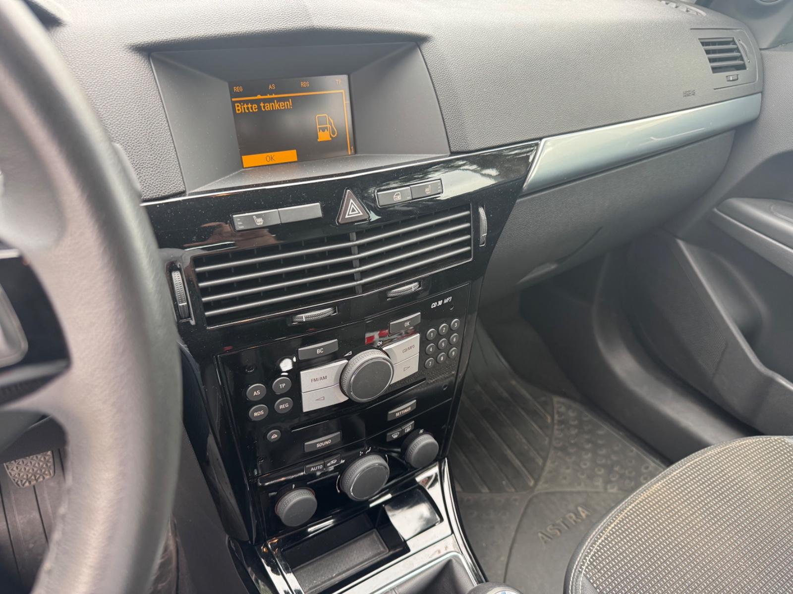 Opel Astra 2009 — photo 12