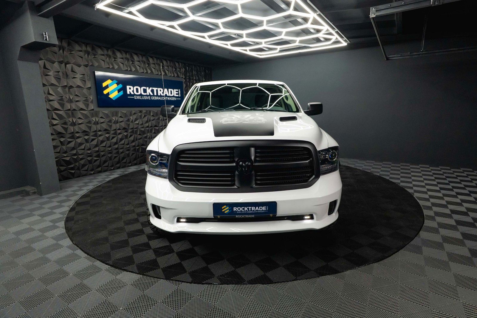 Fahrzeugabbildung Dodge RAM 5.7 V8 HEMI 4x4 OFFROAD Night-Paket *LED*19%