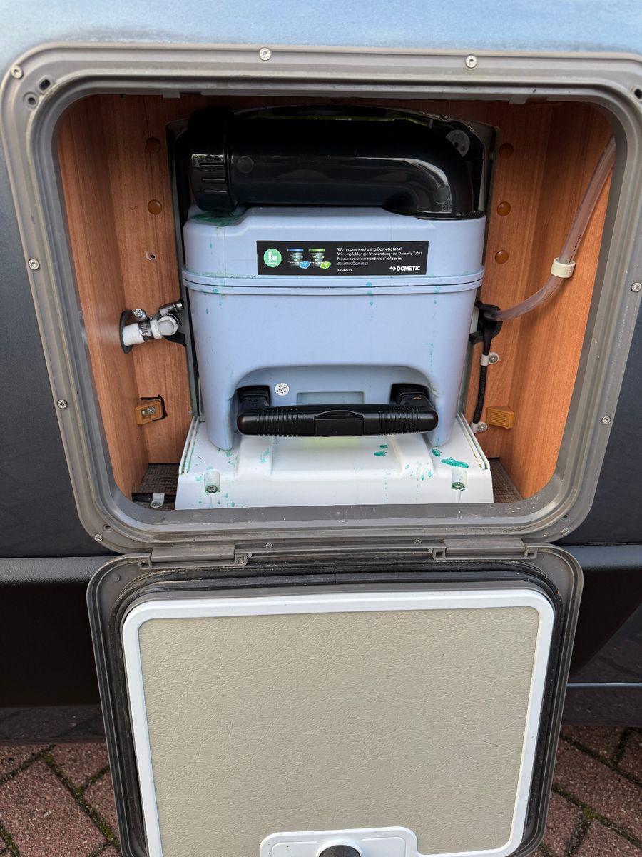 Fahrzeugabbildung Pössl SUMMIT 600 PLUS SCHWENKBAD KAMERA QUERBETT LED