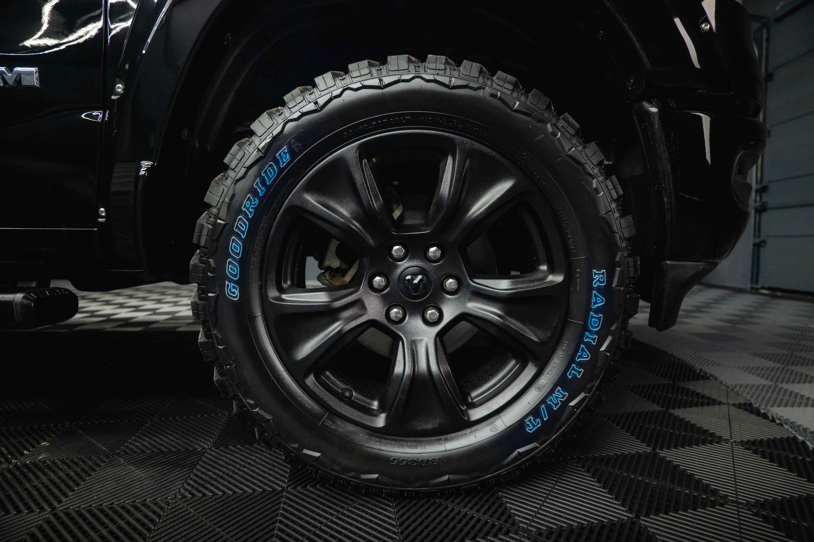 Fahrzeugabbildung Dodge RAM 5.7 V8 HEMI 4x4 LARAMIE Offroad Night LED