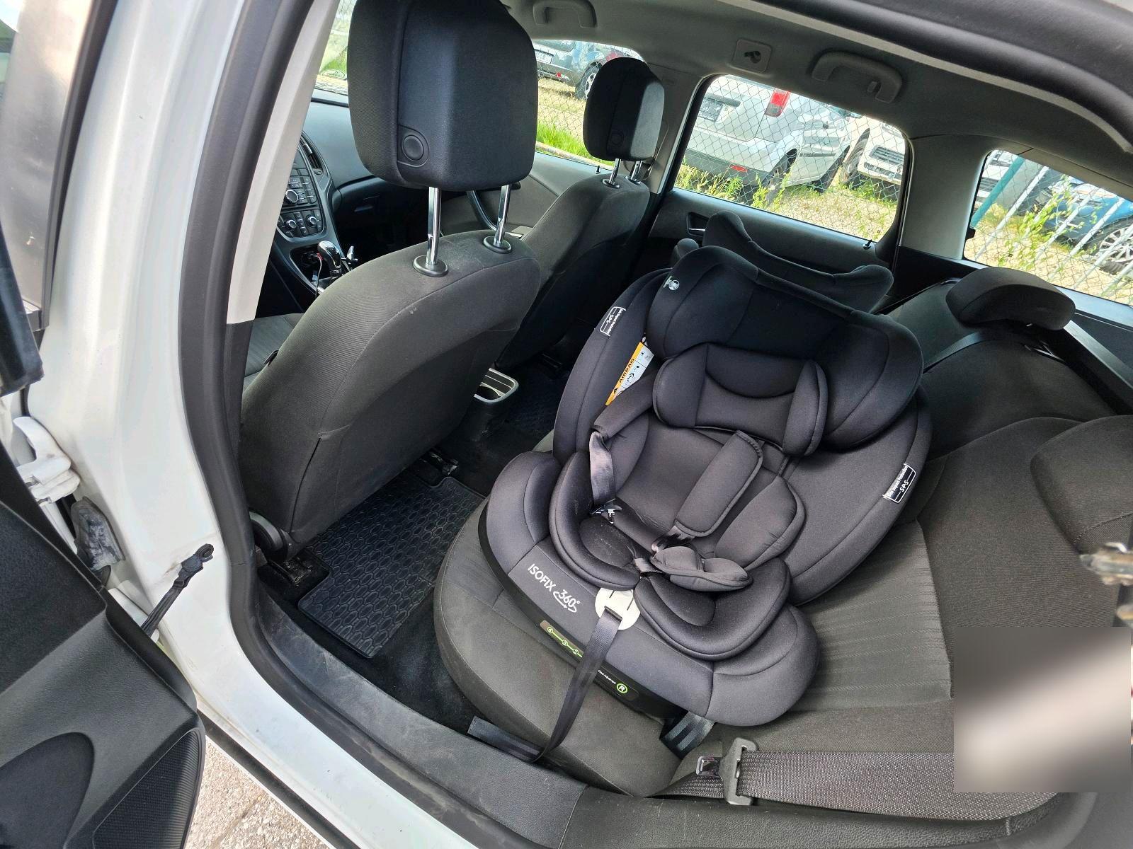 Opel Astra 2011 — photo 10