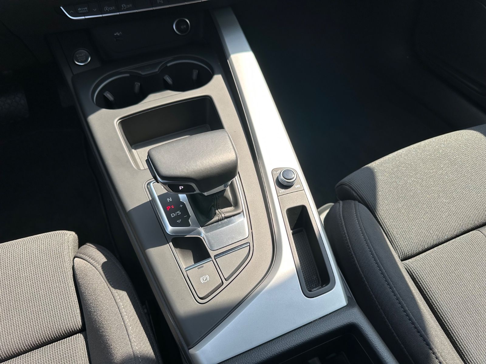 Fahrzeugabbildung Audi A4 Avant 40 TDI S line S-Tron Pano/Navi/GRA/LED