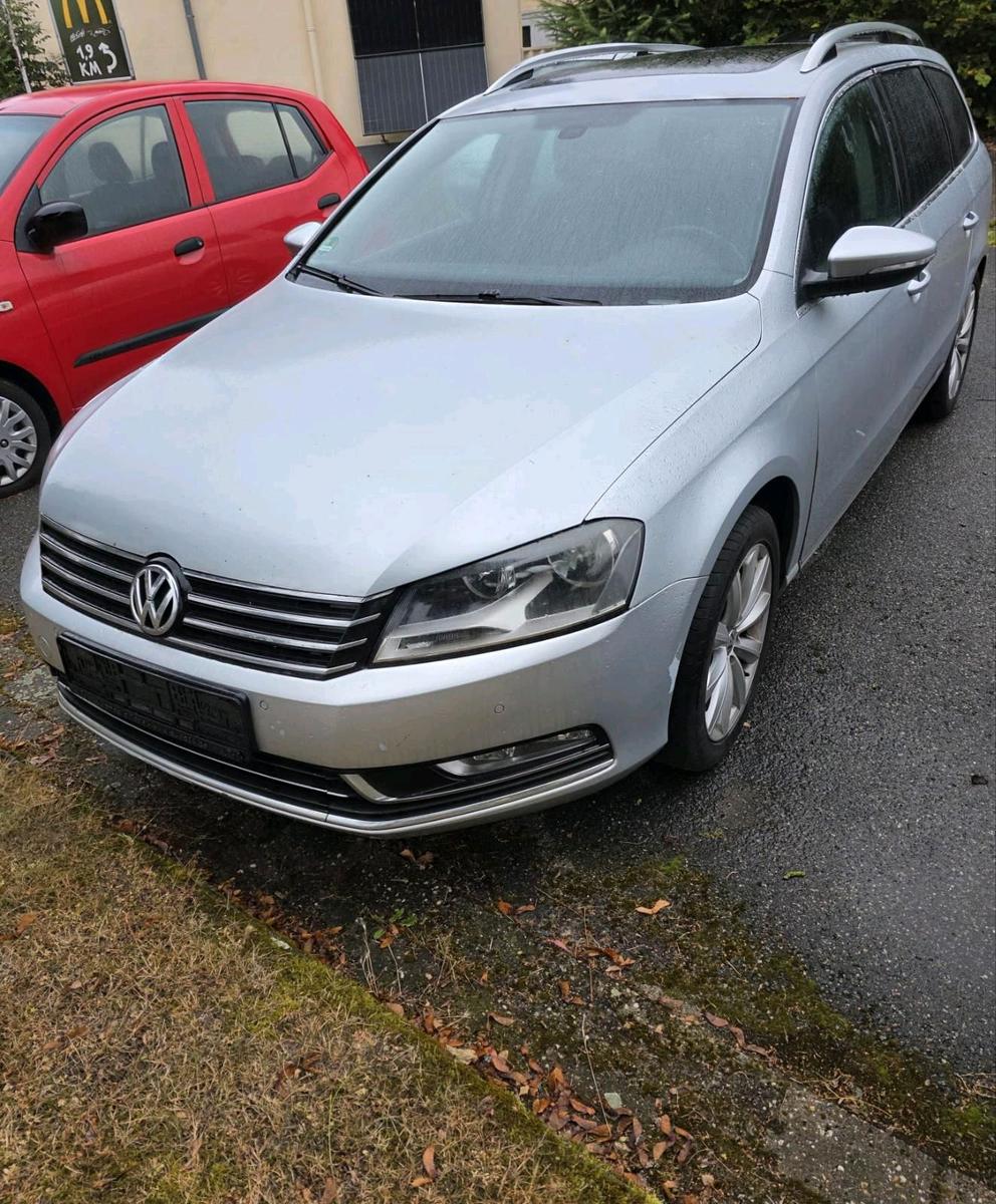 Volkswagen Passat 2012 — rear view