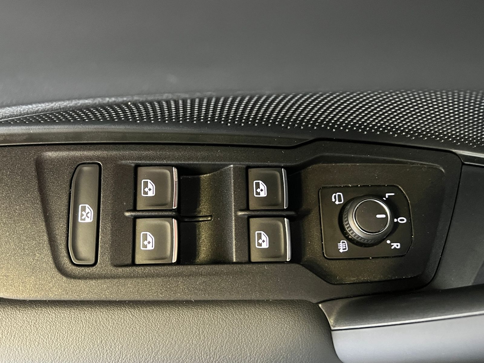 Fahrzeugabbildung Volkswagen Tiguan R-Line 2.0 TDI DSG 4Motion *AHK, IQ.Light