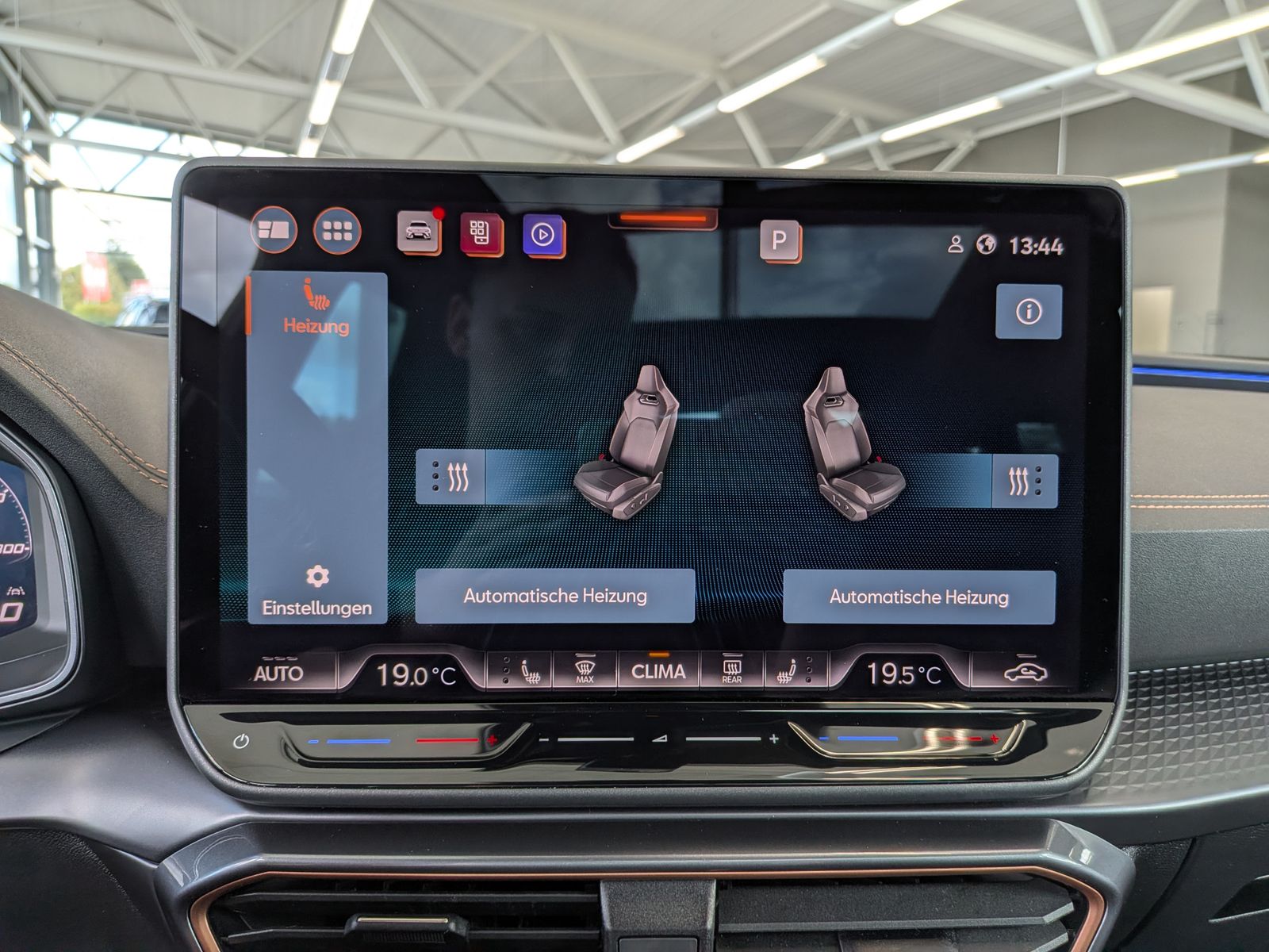 Fahrzeugabbildung CUPRA Leon 1.5 eTSI DINAMICA MATRIX ACC PANO AHK 5J-Ga