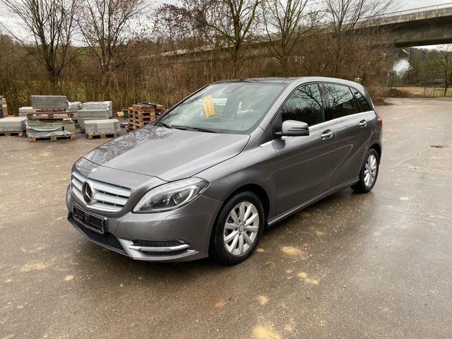 Mercedes-Benz B 180 AUTOMATIK/PANO/TOTWINKEL/XENON/KAMERA/PDC